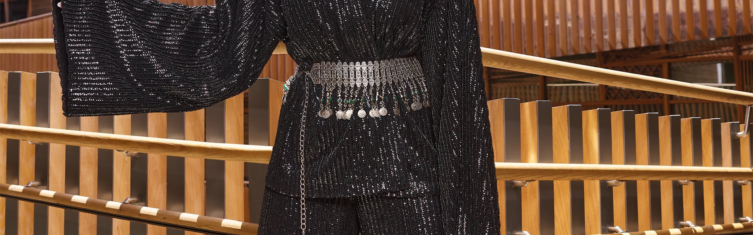 Veste à manches kimono et pantalon en sequins, KAYAT. Bijoux marocains vintage personnels.