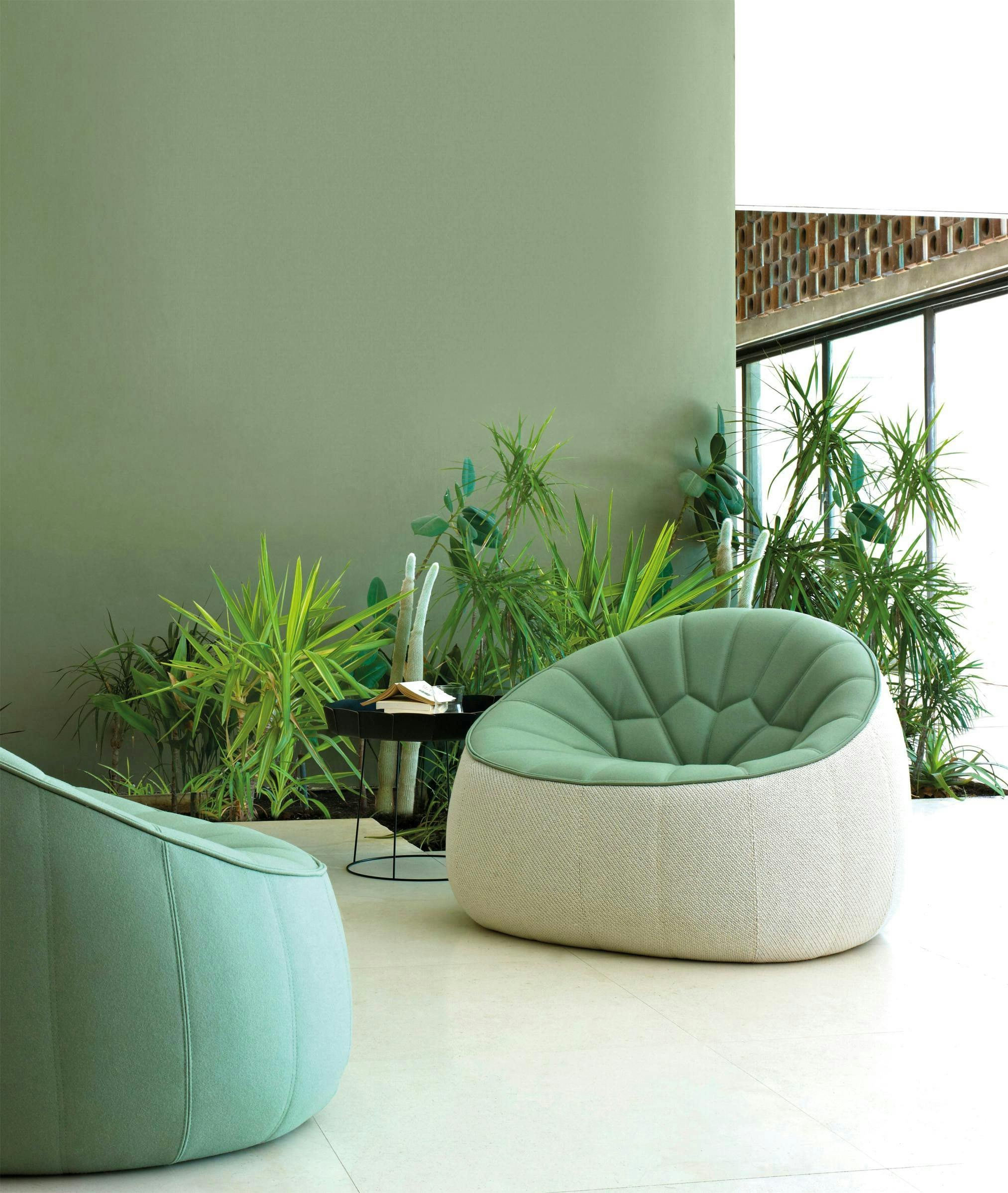 LIGNE ROSET, fauteuil “Ottoman” en textile outdoor, design Noé Duchaufour Lawrance. 